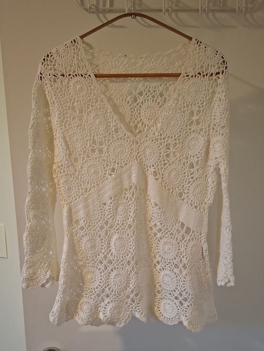 White Cotton Crochet Doily-print Babydoll Bell-sleeve V-neck Sweater (Size XS)